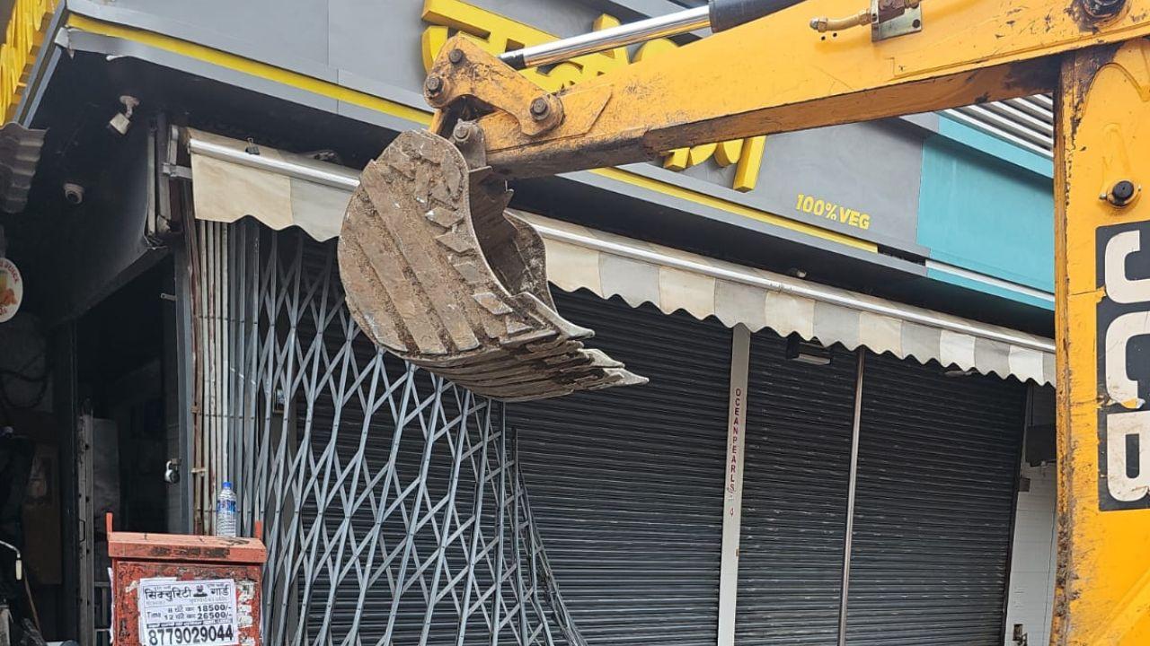 The BMC said encroachments have so far been cleared from six footpaths around Andheri West station, Vile Parle West station, Jogeshwari station, Ram Ganesh Gadkari Marg, Veera Desai Road, and Swami Vivekanand Road. PIC/BMC