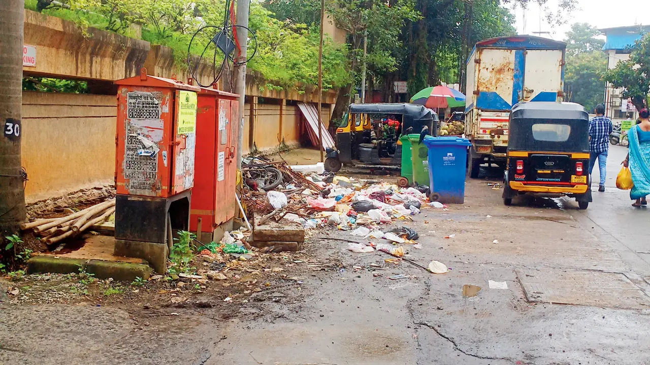 Mumbaikars raise concerns over broken pavements, garbage and poor connectivity Pic/Iqbal Gilani Mansuri