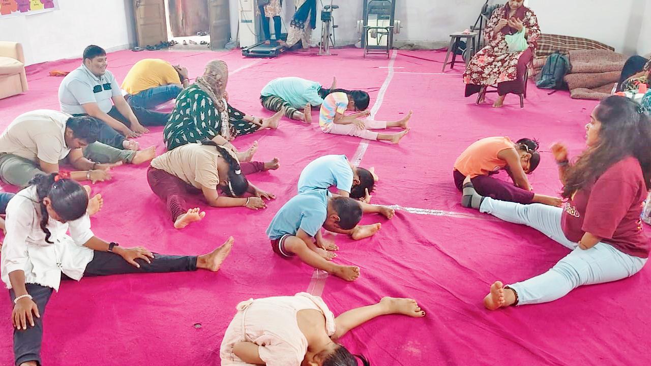 Mumbai’s Jyoti Mastekar teaches dance to blind students, children with cancer Visually impaired students learn dance under the guidance of teacher Jyoti Mastekar. Pics/By Special arrangement