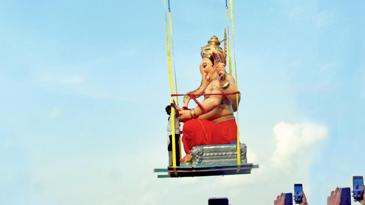 The iconic Maha Ganapati idol being lowered by a crane for immersion in the Powai lake at Hiranandani Gardens. PIC/Uday Devrukhkar