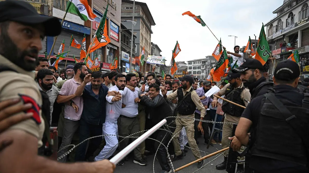 Jammu and Kashmir protests: NC, BJP stage rival protests in Srinagar; police foil both marches BJP supporters hold placards during a protest against the state government in Srinagar on Wednesday. PIC/AFP