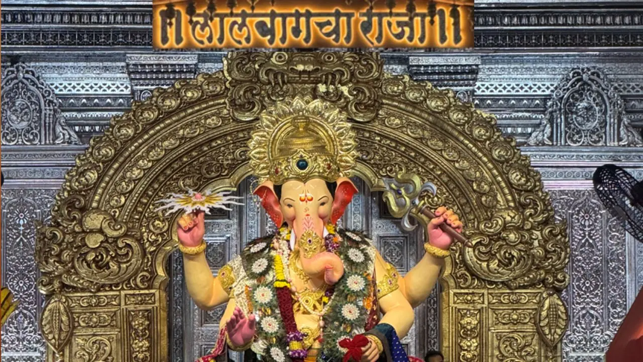 Lalbaugcha Raja Mukh Darshan: 40-minute queue leads to a fleeting glimpse Heavy traffic, long queues but quick Mukh Darshan at Lalbaug (Pic/Tarun Verma)