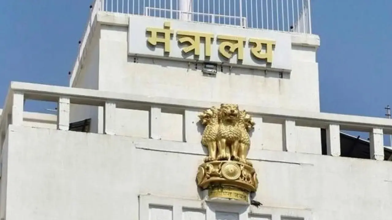 Maharashtra govt directs civil servants to treat MPs, MLAs, MLCs with respect and courtesy File Photo