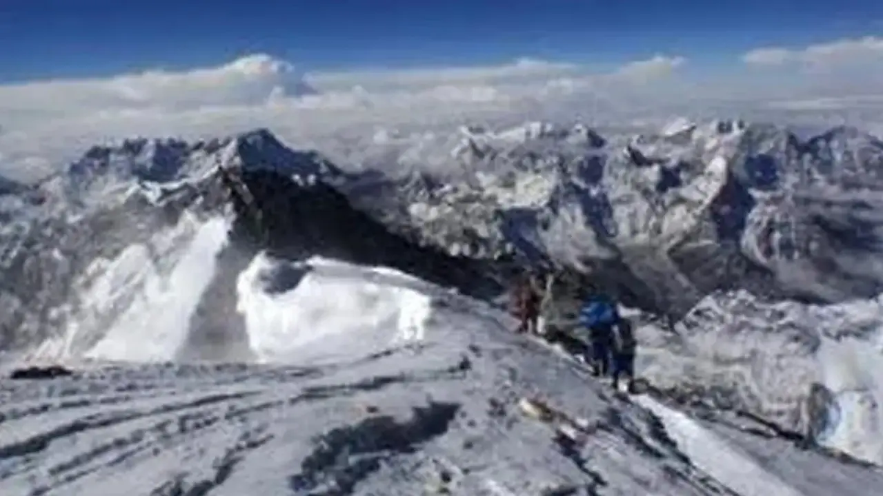 Nepal avalanche: 14-member rescue team searches for 12 missing workers, guides Persistent rain and snowfall have created difficult conditions for climbers and high-altitude workers in Nepal's mountain districts. Representational pic
