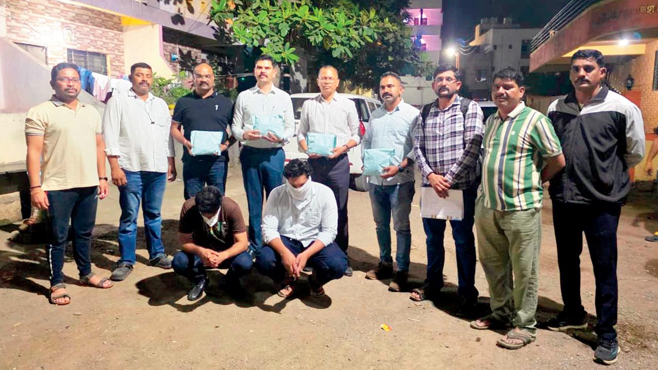 Mumbai: Nalasopara drug bust uncovers interstate MD syndicate, 21 arrested Crime branch team with arrested accused Rahim Pinjari and Syed Mushaid Ali (kneeling) in Jalgaon