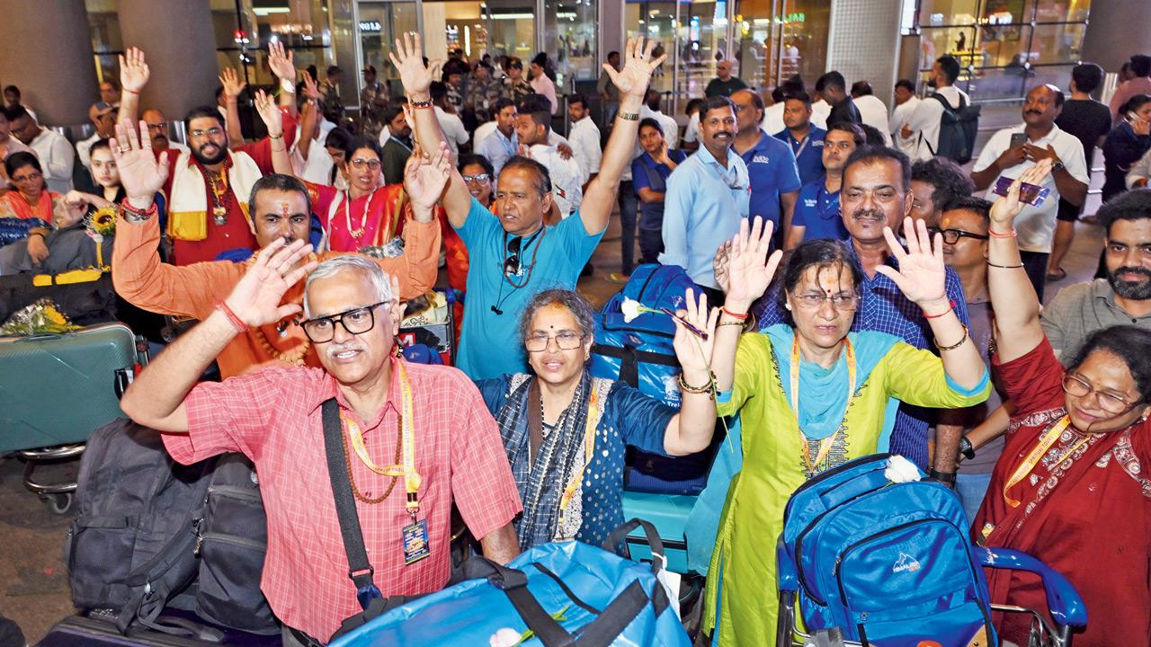 Pilgrims greeted by relatives at Chhatrapati Shivaji Maharaj International Airport on Thursday evening. Pics/Satej Shinde