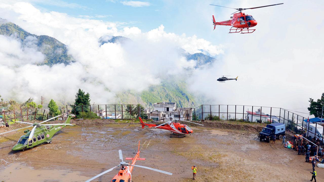 Nepal floods: Death toll rises to 1,003 as rescuers search for nearly 4,000 missing Nepal Army personnel arrive by helicopters to provide medical treatment for flood affected people in Nepal’s Rasuwa district on Monday. PICS/AFP