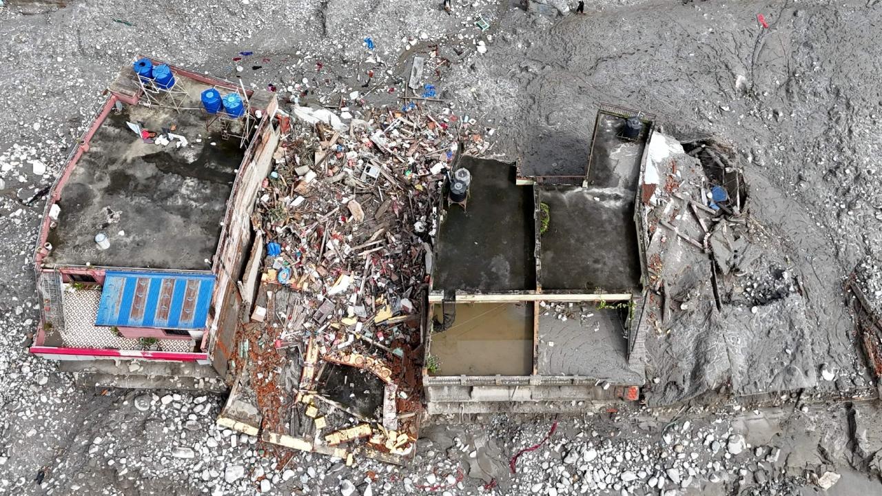Nearly 600 children remain missing after Nepal floods; death toll rises to 1,282 Pic/AFP