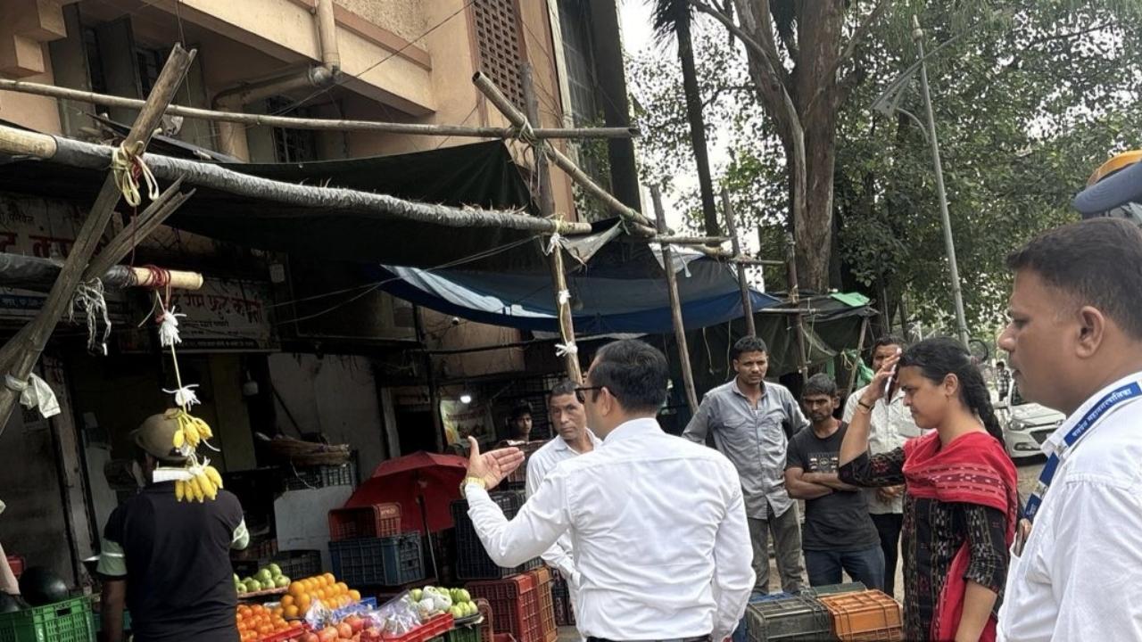 Panvel civic body conducts anti-encroachment drive at Market Yard; seven handcarts seized