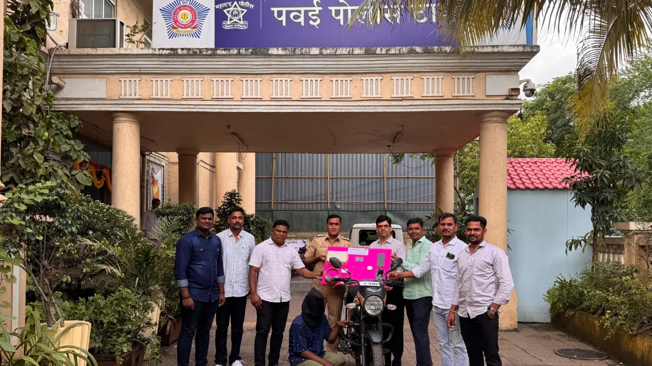 Mumbai Police arrest serial snatcher, recover property worth Rs 3.28 lakh The accused in police custody on Monday. Pic/Special Arrangement