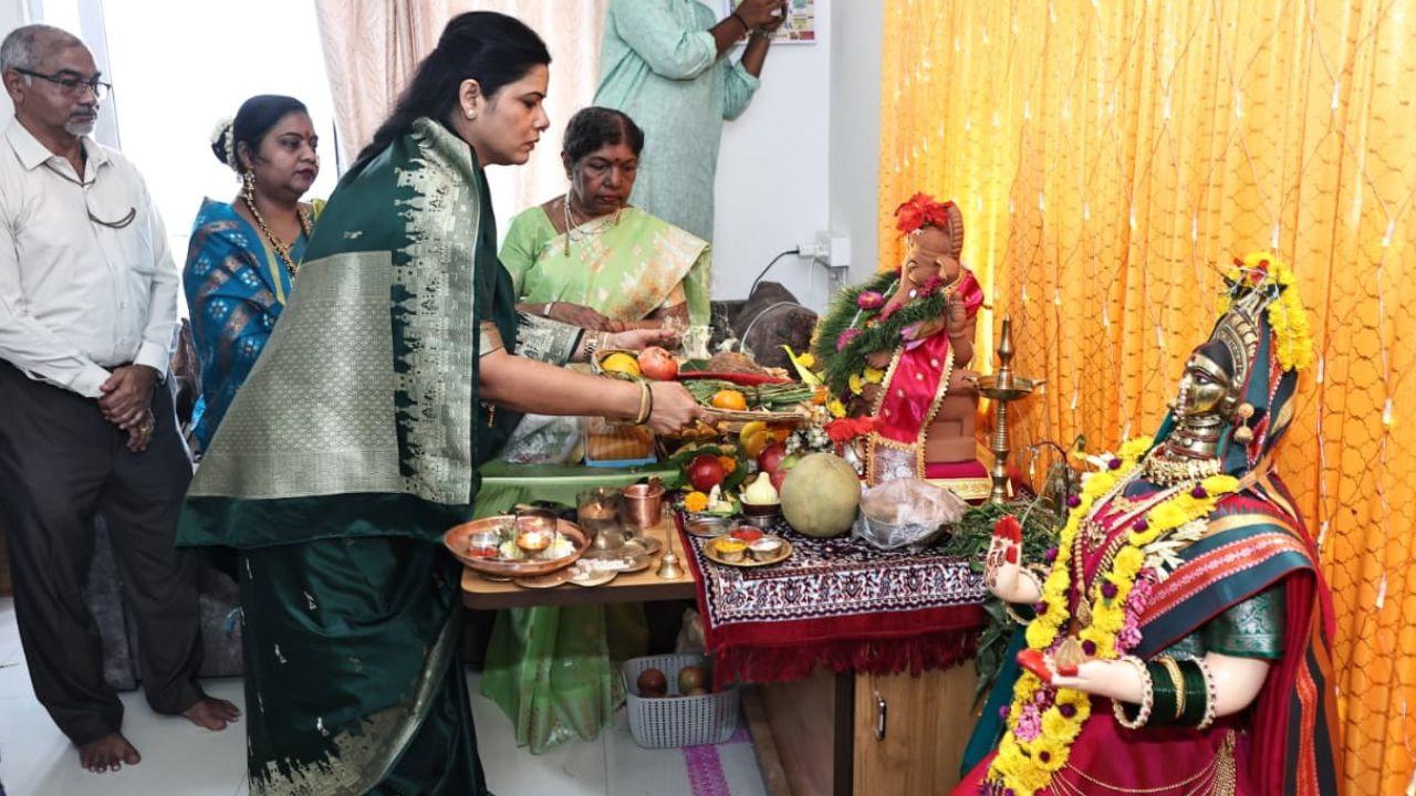 Mumbai LIVE: Mayor Ritu Tawde performs Jyeshtha Gauri Puja amid Ganeshotsav Mumbai Mayor Ritu Tawde (Pic/Special arrangement)