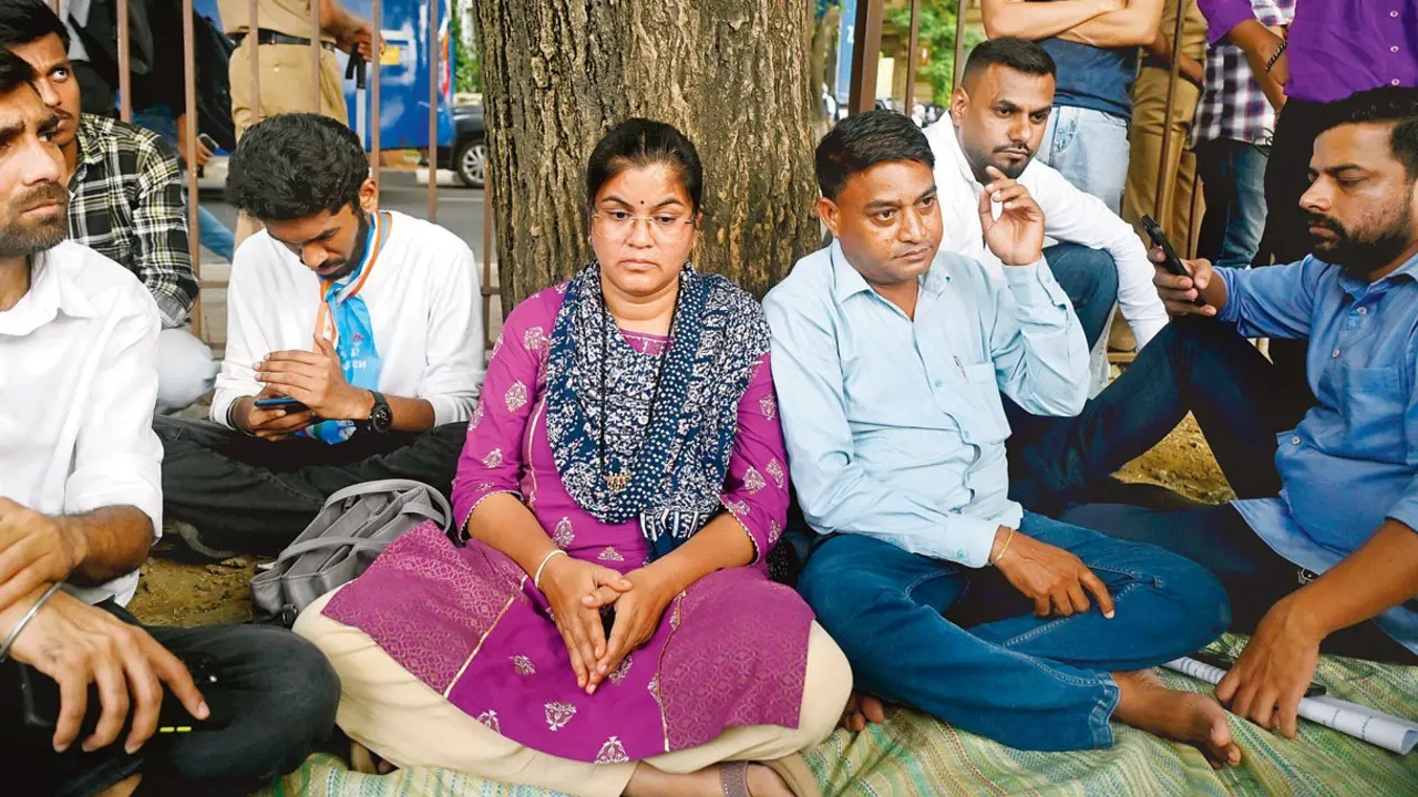 Mumbai: IIT-B student Sahil Wakode’s parents begin hunger strike at Azad Maidan seeking justice Sonali Wakode and Ravindra Wakode at the Azad Maidan during the hunger strike. PICS/ASHISH RAJE
