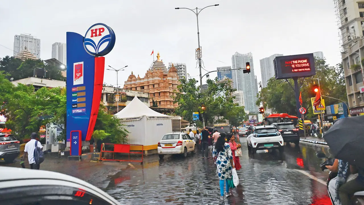 Mid-day follow-up: Siddhivinayak Gate No. 1 to remain open during Ganeshotsav The front entrance of Siddhivinayak Temple facing the petrol pump, which was expected to be temporarily shut during renovation. Pic/Sayyed Sameer Abedi