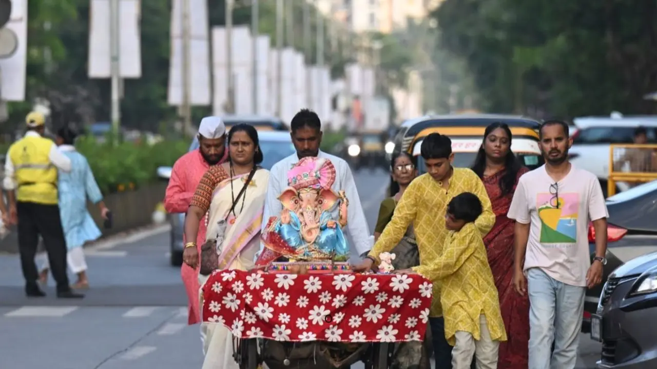 Family members take their Ganesh idol during the immersion procession on the sixth day of Ganeshotsav at Gorai Road, Borivali West, in Mumbai, on Saturday. PIC/SATEJ SHINDE