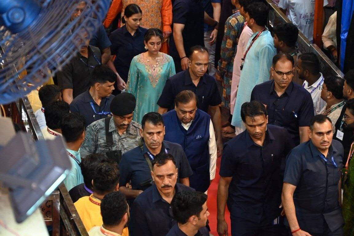Ambani looked elegant and exuded sophistication in a teal blue coloured traditional attir, with braided hair and subtle makeup.