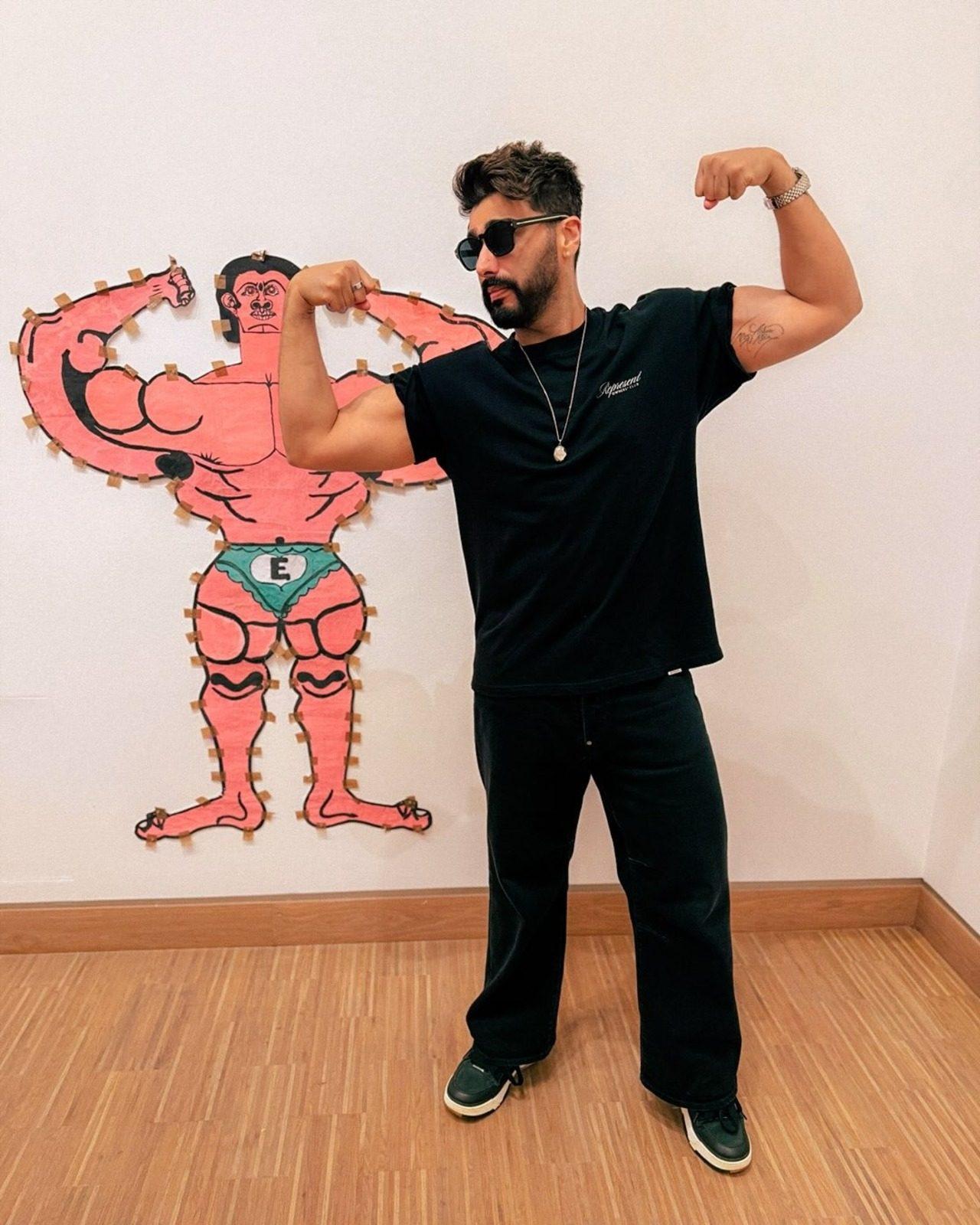Posing alongside a painting, flaunting his biceps, Arjun wrote, "Couldn’t leave him hanging." Posing alongside a painting, flaunting his biceps, Arjun wrote, "Couldn’t leave him hanging."