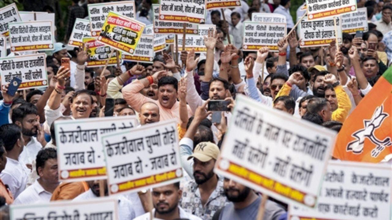 BJP MLA Ravinder Singh Negi participates in the demonstration and alleges that the AAP leadership has remained silent over the sanitation worker’s death
