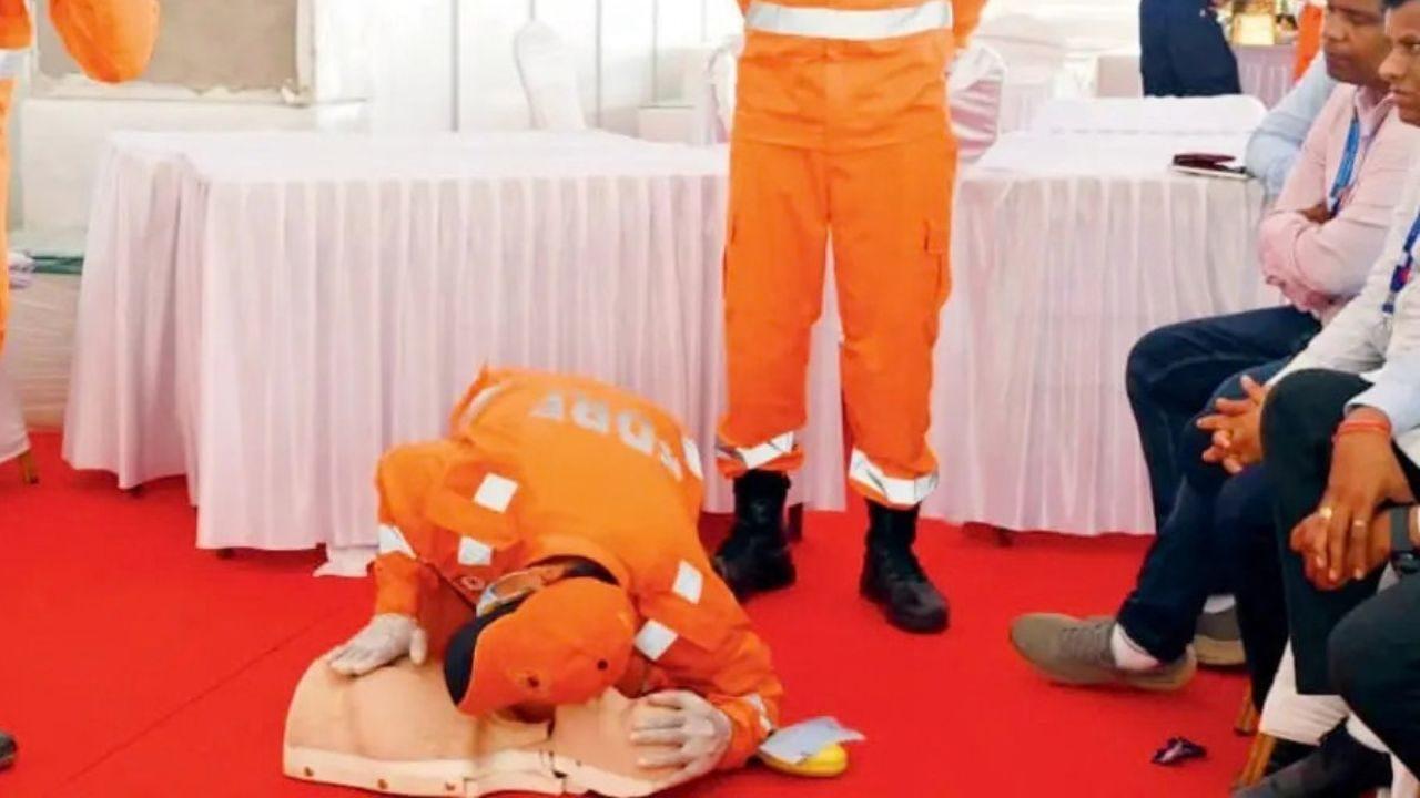 Officials demonstrate an emergency response drill at Girgaum Chowpatty as the BMC prepares multiple agencies to coordinate operations during the Ganpati immersion Officials demonstrate an emergency response drill at Girgaum Chowpatty as the BMC prepares multiple agencies to coordinate operations during the Ganpati immersion