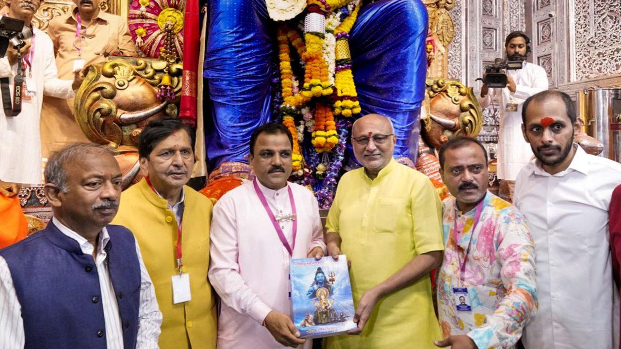 Radhakrishnan also offered prayers at Lalbaugcha Raja and was felicitated by the members of the mandal