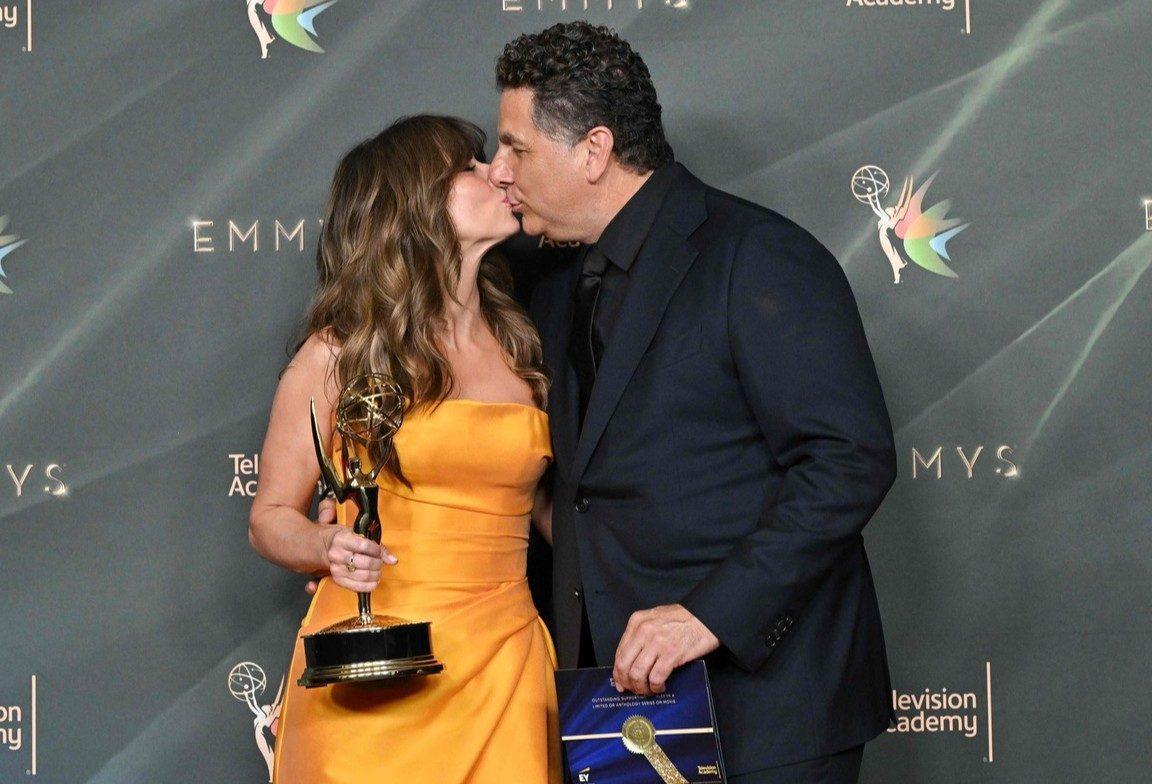 Linda Cardellini celebrated her big win at the 2026 Creative Arts Emmys with a sweet moment on the red carpet. The actor was seen sharing a kiss with her partner, director Steve Rodriguez, as they posed together for the cameras. Linda Cardellini celebrated her big win at the 2026 Creative Arts Emmys with a sweet moment on the red carpet. The actor was seen sharing a kiss with her partner, director Steve Rodriguez, as they posed together for the cameras.