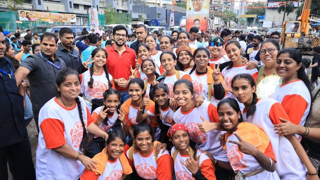 Participants click a photo with Worli Member of Legislative Assembly (MLA) Aaditya Thackeray Participants click a photo with Worli Member of Legislative Assembly (MLA) Aaditya Thackeray
