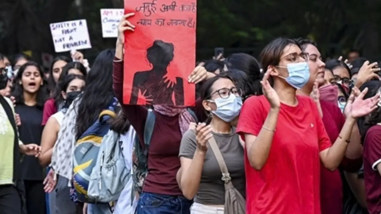 IN PICS | Delhi gang rape: Students hold solidarity march, demand better safety Lady Shri Ram College (LSR) students hold a solidarity march demanding enhanced safety measures following the alleged gang rape of a 17-year-old girl at nearby Aastha Kunj Park, in New Delhi. Pic/PTI