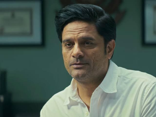 Jaideep Ahlawat, who is the new addition to the star cast, will play the cop Rajveer Singh Tomar in the film Like Prakash, his acting fee for this project is not known. Jaideep Ahlawat, who is the new addition to the star cast, will play the cop Rajveer Singh Tomar in the film Like Prakash, his acting fee for this project is not known.