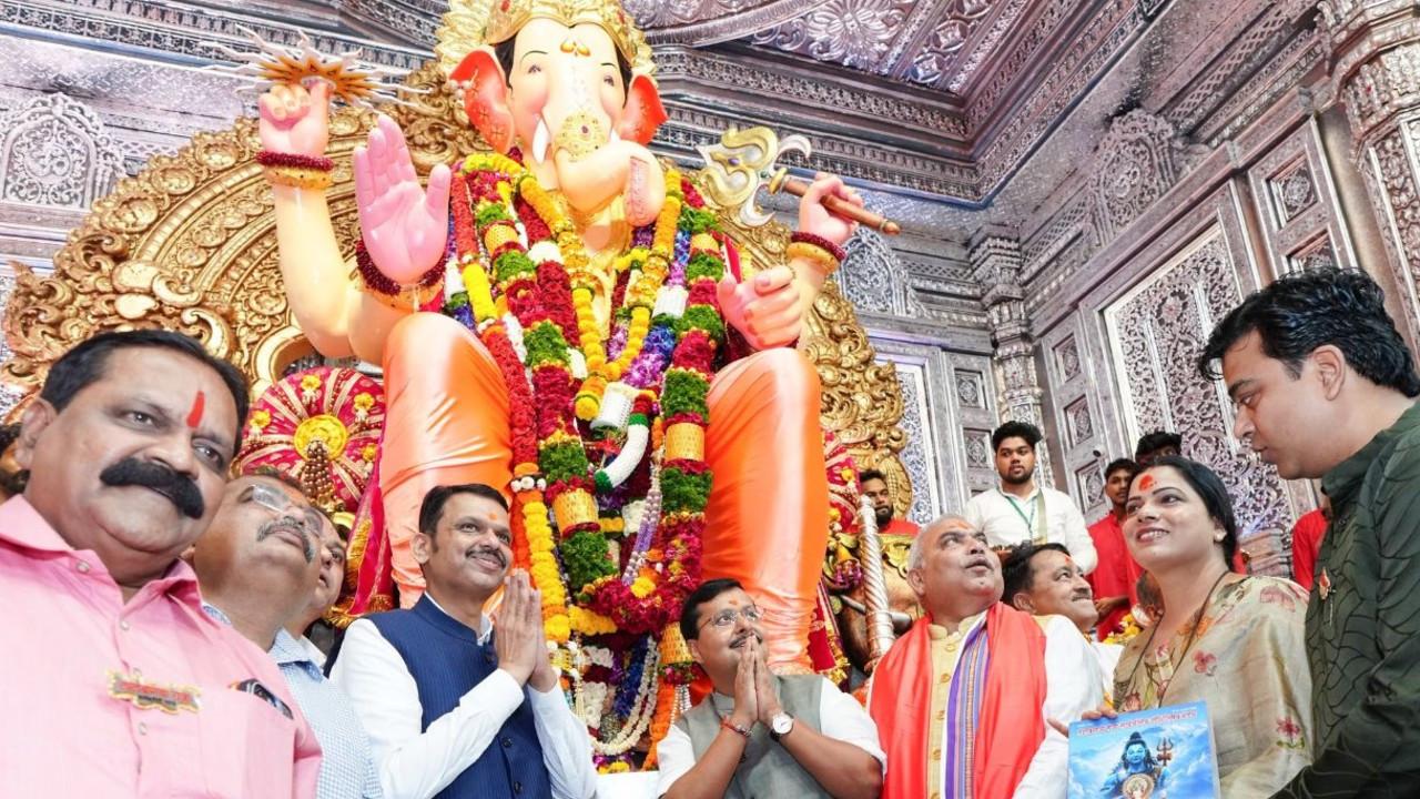 IN PHOTOS | Devendra Fadnavis seeks blessings at Lalbaugcha Raja Pic/X