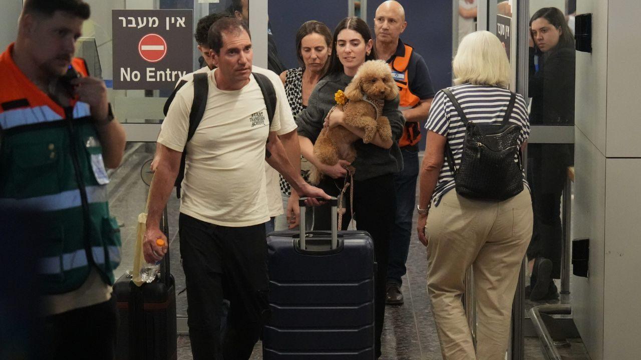 Israeli Prime Minister Benjamin Netanyahu said one of the pilots stabbed the other and apparently attempted to crash the aircraft with passengers on board. He stated that an Israeli passenger told him that the aircraft went into a spin and began descending before the passenger and a crew member managed to enter the cockpit and overpower the pilot who had carried out the stabbing Israeli Prime Minister Benjamin Netanyahu said one of the pilots stabbed the other and apparently attempted to crash the aircraft with passengers on board. He stated that an Israeli passenger told him that the aircraft went into a spin and began descending before the passenger and a crew member managed to enter the cockpit and overpower the pilot who had carried out the stabbing
