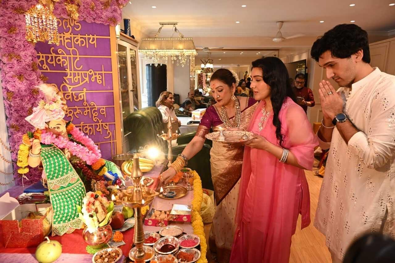 Sunita Ahuja, Tina and Yashvardhan welcome Bappa with dhol tasha, the family shares a glimpse of Bappa's aarti Sunita Ahuja, Tina and Yashvardhan welcome Bappa with dhol tasha, the family shares a glimpse of Bappa's aarti