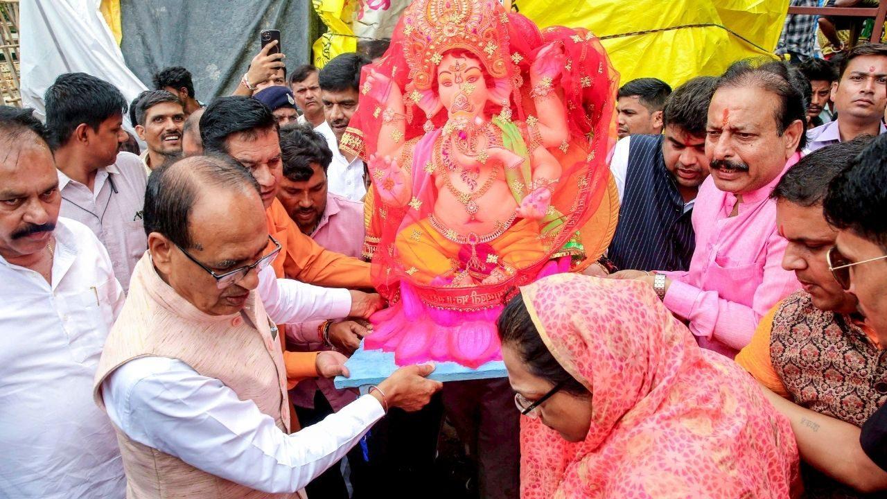 In Bhopal, Union Minister Shivraj Singh Chouhan and his wife Sadhna Singh were seen carrying an idol of Lord Ganesha as they participated in Ganesh Chaturthi celebrations In Bhopal, Union Minister Shivraj Singh Chouhan and his wife Sadhna Singh were seen carrying an idol of Lord Ganesha as they participated in Ganesh Chaturthi celebrations
