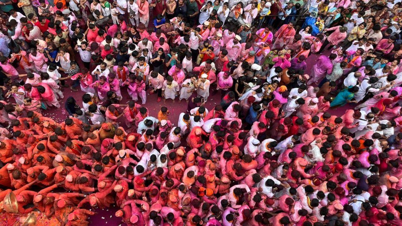A sea of devotees gathered in Lalbaug on Friday as Mumbai’s iconic Lalbaugcha Raja left his pandal for his immersion journey towards Girgaon Chowpatty (Pic/Atul Kamble) A sea of devotees gathered in Lalbaug on Friday as Mumbai’s iconic Lalbaugcha Raja left his pandal for his immersion journey towards Girgaon Chowpatty (Pic/Atul Kamble)