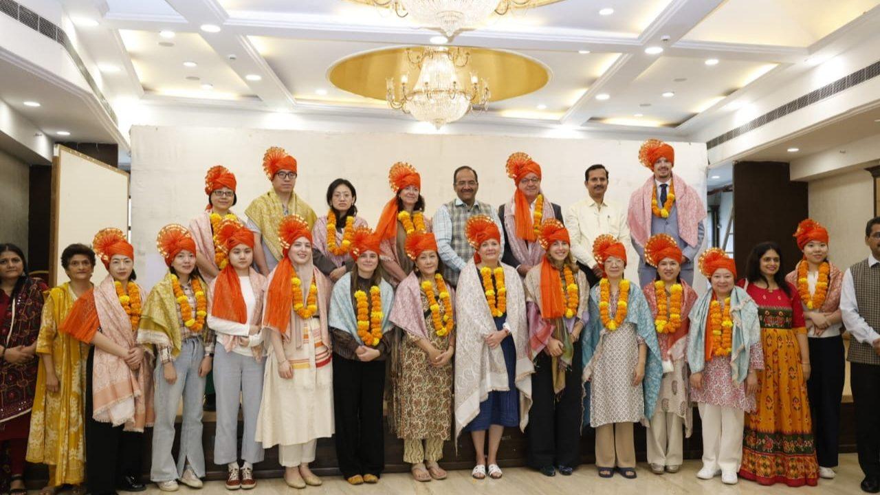 The foreign guests were traditionally welcomed at Khalsa College in Matunga with pheta turbans and bouquets The foreign guests were traditionally welcomed at Khalsa College in Matunga with pheta turbans and bouquets