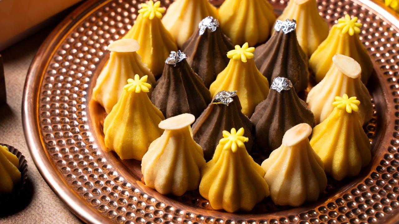 Sweet treats As the festive season approaches, SMOOR presents Bappa’s Modak Box of 11, a collection of eleven indulgent choco-modaks that bring together familiar festive flavours with the richness of chocolate. The collection brings together two distinctive flavours like Choco Coconut Jaggery and Choco Cranberry Rose. The Choco Coconut Jaggery combines the comforting richness of coconut and jaggery with chocolate, while the Choco Cranberry Rose brings together the sweetness of cranberry and delicate floral notes of rose for a more nuanced festive indulgence.
