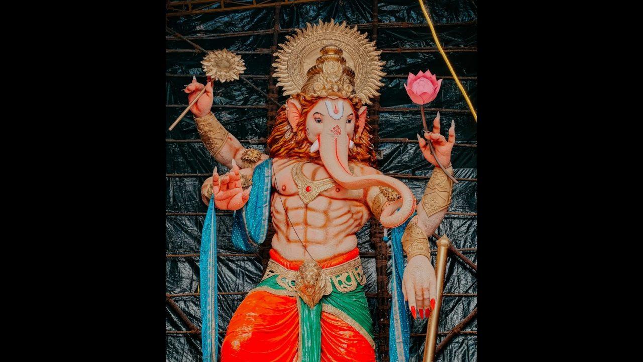 Khetwadi has long been associated with Mumbai’s grand Ganeshotsav celebrations. The area is particularly known for its narrow lanes, where several Ganesh mandals set up magnificent idols and pandals, often incorporating elaborate designs and innovative themes.