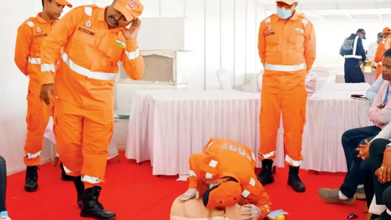 IN PHOTOS: BMC steps up preparedness at Girgaum Chowpatty for visarjan D Ward officers and staff were trained on Thursday on how to respond to emergencies at Chowpatty. Pics/by special arrangement