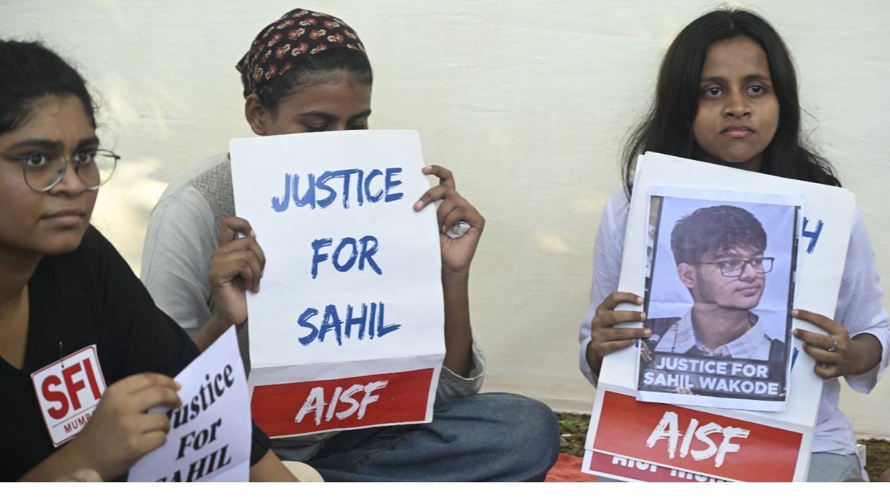 Members of the All India Students' Federation (AISF) were also present at Azad Maidan in support of the Wakode family during the protest Members of the All India Students' Federation (AISF) were also present at Azad Maidan in support of the Wakode family during the protest