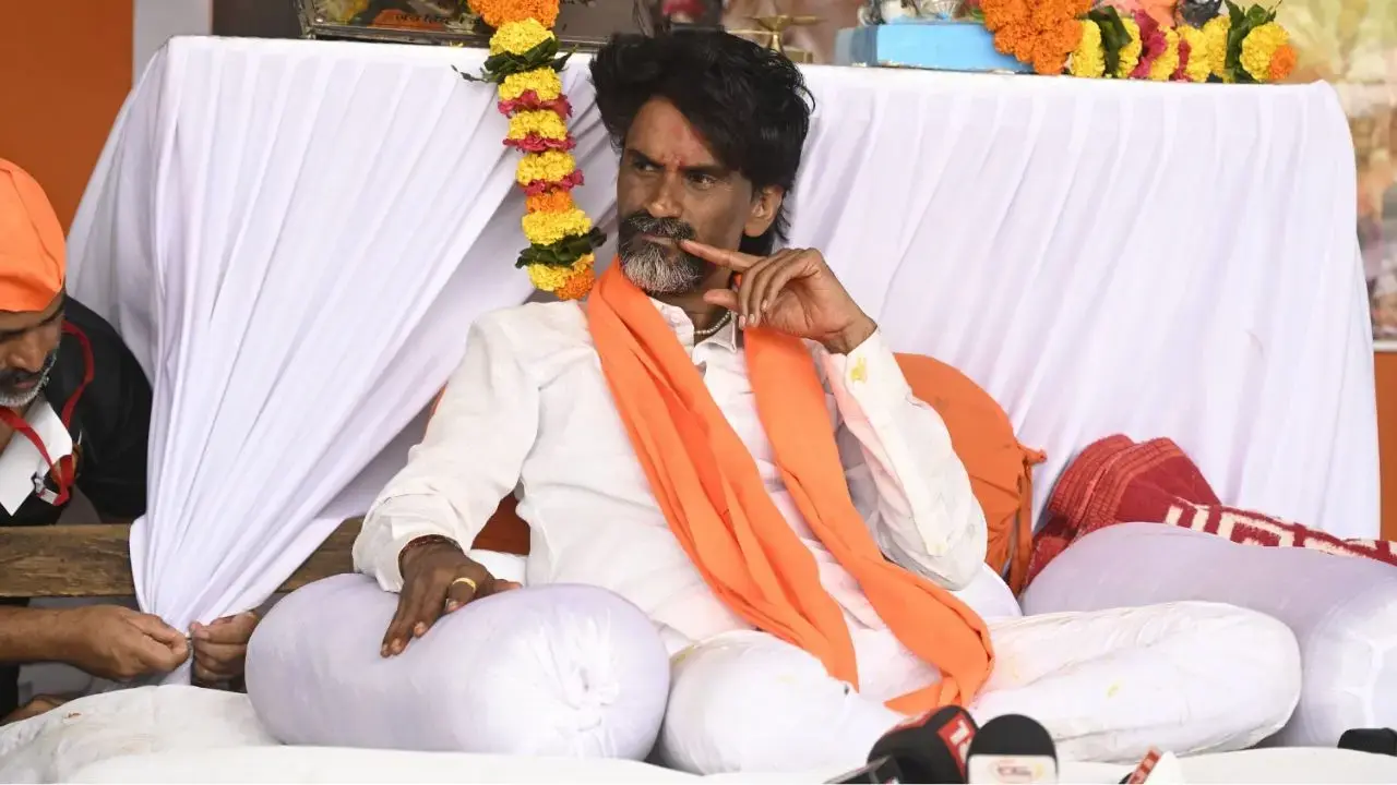 Maratha quota activist Manoj Jarange Patil addresses supporters at Antarwali Sarati in Jalna district. File pic