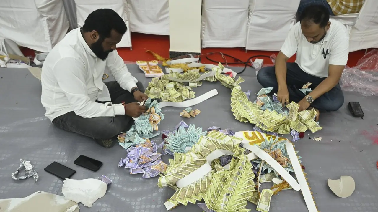 IN PHOTOS: Garlands with US dollars, Indian notes offered to Lalbaugcha Raja Among the offerings were garlands containing Indian currency notes and US dollar notes, highlighting the variety of donations received during the festival. Pics/Ashish Raje