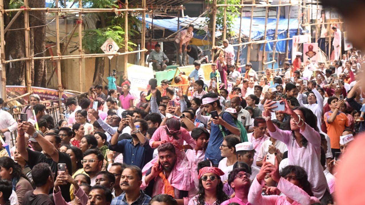 The immersion of Lalbaugcha Raja marks the end of the 10-day Ganeshotsav celebrations for thousands of devotees who visit the iconic idol every year (Pic/Satej Shinde) The immersion of Lalbaugcha Raja marks the end of the 10-day Ganeshotsav celebrations for thousands of devotees who visit the iconic idol every year (Pic/Satej Shinde)