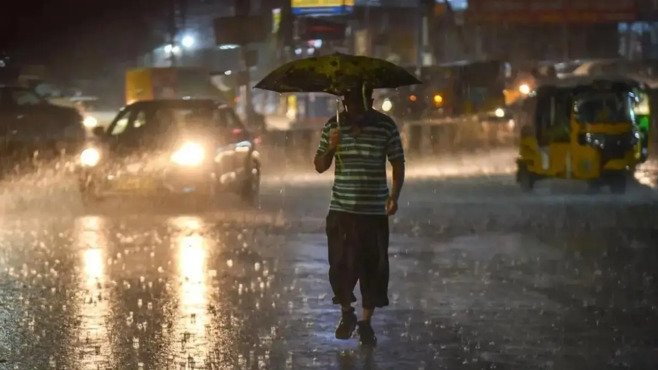 IMD yellow alert: Mumbai, Thane, Kolhapur likely to see rain, thunderstorms on Wednesday evening On Thursday, October 1, Mumbai is expected to see light rain. FILE PIC