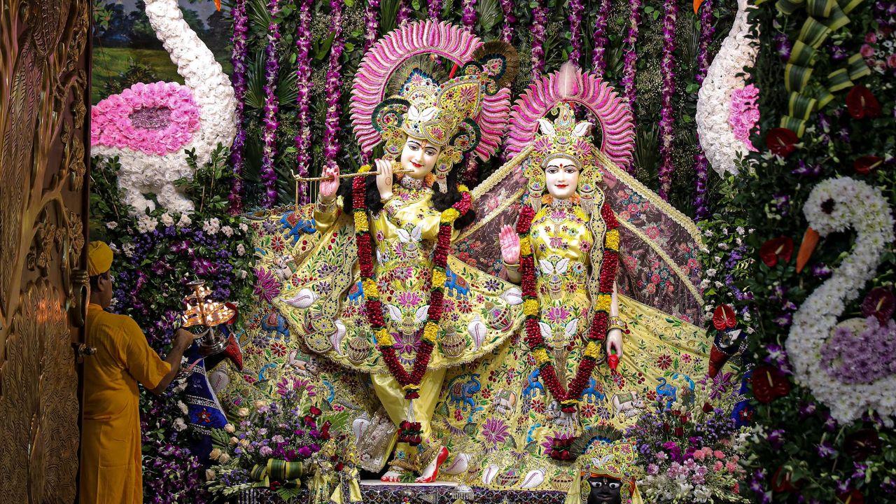 Mathura glows in festive lights as huge crowds gather for Janmashtami celebrations Mathura: A priest performs 'aarti' during the 'Janmashtami' festival, at Shri Krishna Janmasthan temple, in Mathura, Uttar Pradesh,(PIC/PTI)