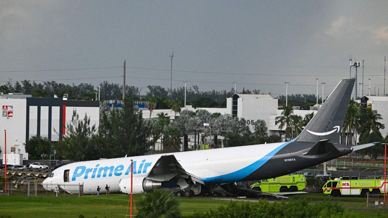 The aircraft reportedly left the designated runway area after failing to stop during landing and subsequently struck multiple vehicles The aircraft reportedly left the designated runway area after failing to stop during landing and subsequently struck multiple vehicles