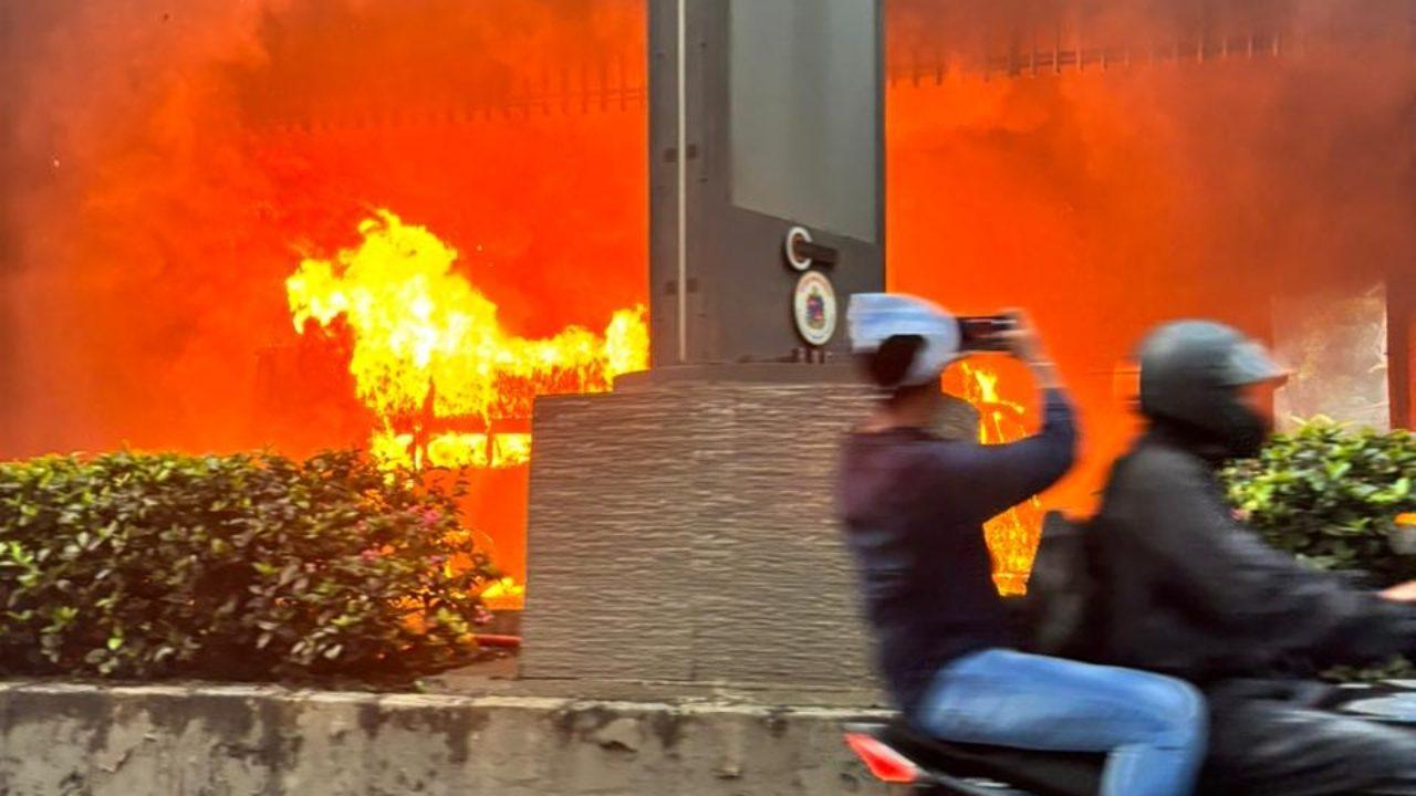 Teams from the Vanrai Police and the Mumbai Fire Brigade reached the spot and began response operations. A 108 ambulance and Metro personnel were also deployed Teams from the Vanrai Police and the Mumbai Fire Brigade reached the spot and began response operations. A 108 ambulance and Metro personnel were also deployed