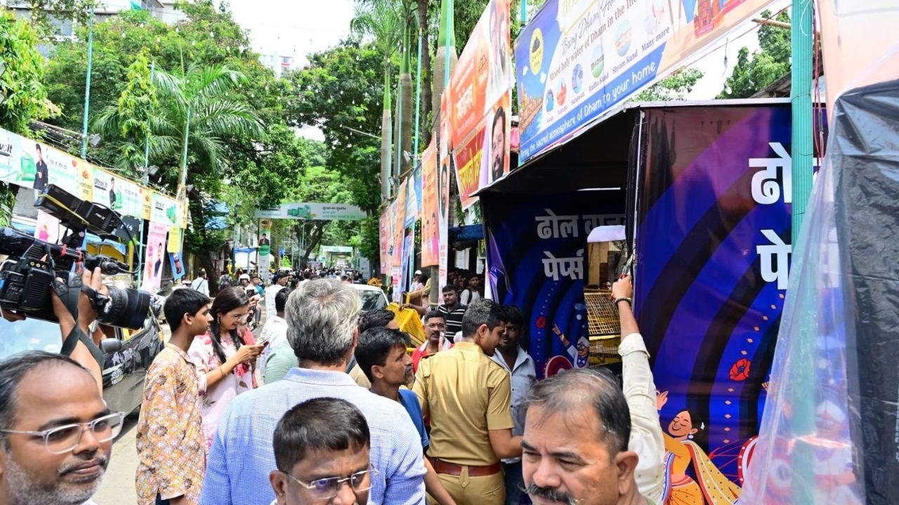 The incident occurred apparently after a short circuit near the entrance gate of the Mahaganpati Utsav Mandal in Digvijay Mill Chawl (row tenement) on Dattaram Lad Marg in Kalachowki at 2.20 am, when the area was witnessing massive crowds during the ongoing Ganesh festival, they said.
