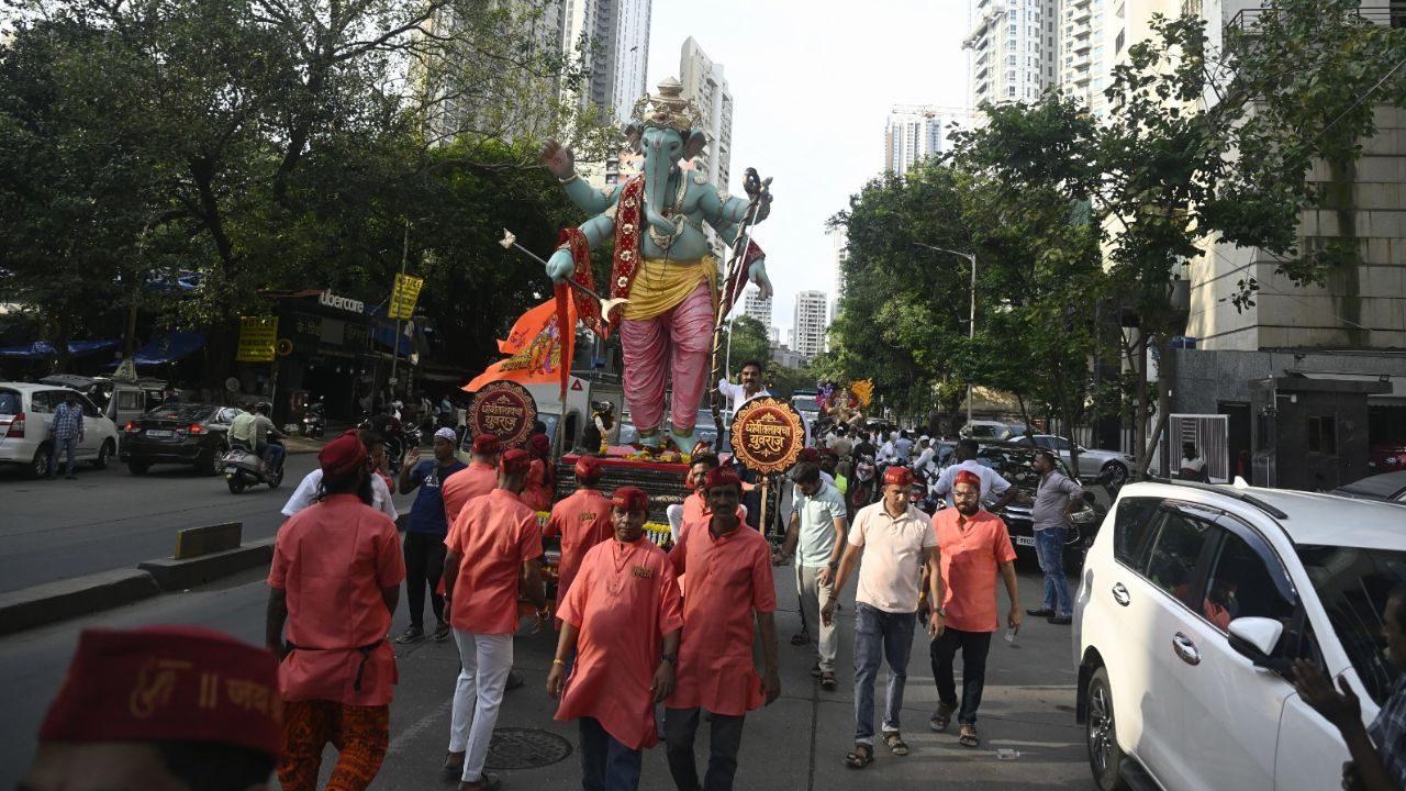 Among the idols seen on the move were Fort Cha Raja, Dhobi Cha Yuvraj and Dhobi Talao Cha Morya. The idols passed through areas including Byculla, Mumbai Central, the BMC headquarters and CSMT as they made their way ahead of the Ganeshotsav celebrations