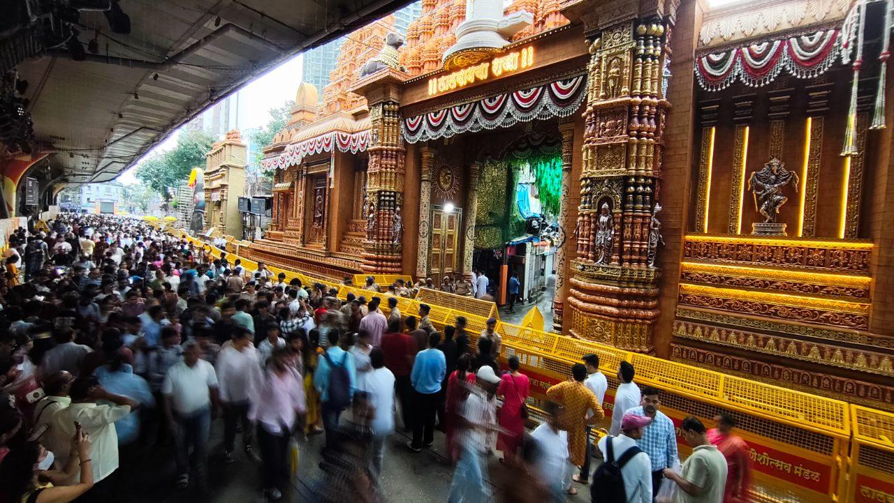 The crowd at the Ganpati pandal began swelling from midnight, with devotees arriving in large numbers to seek darshan of Lalbaugcha Raja