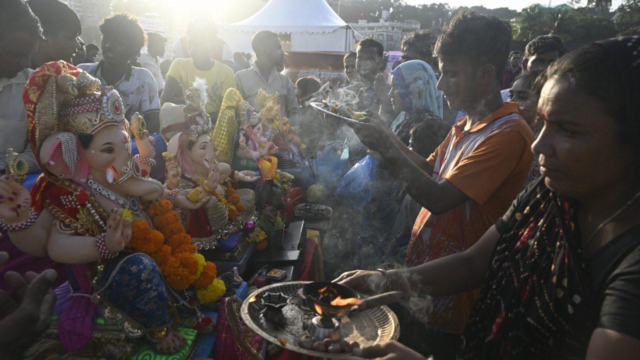 Before the immersion, devotees performed the final aarti and offered flowers, sweets and prayers to Lord Ganesha