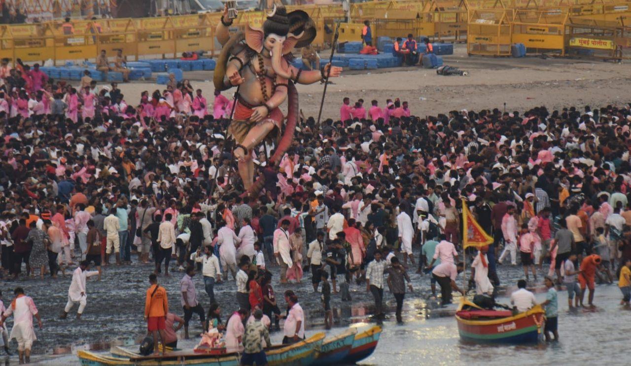 A large number of devotees, including women and children, reached Chowpatty to bid farewell to Bappa A large number of devotees, including women and children, reached Chowpatty to bid farewell to Bappa