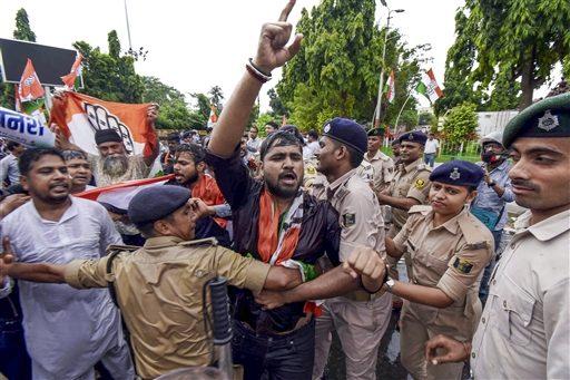 A scuffle allegedly broke out between police personnel and Congress workers during the protest. The party has carried out similar protests across the country. A scuffle allegedly broke out between police personnel and Congress workers during the protest. The party has carried out similar protests across the country.